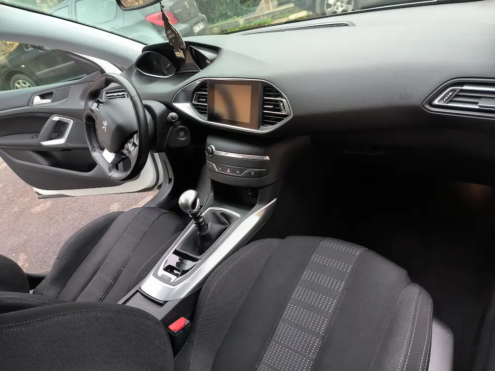 Intérieur moderne d'une voiture Peugeot