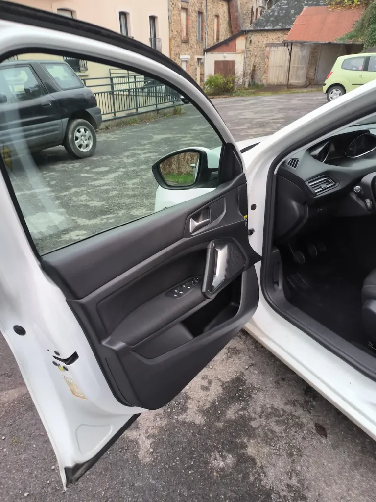Intérieur de voiture avec porte ouverte.