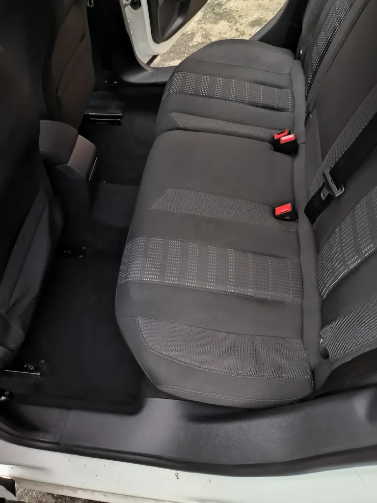 Intérieur d'une voiture avec sièges arrière en tissu.