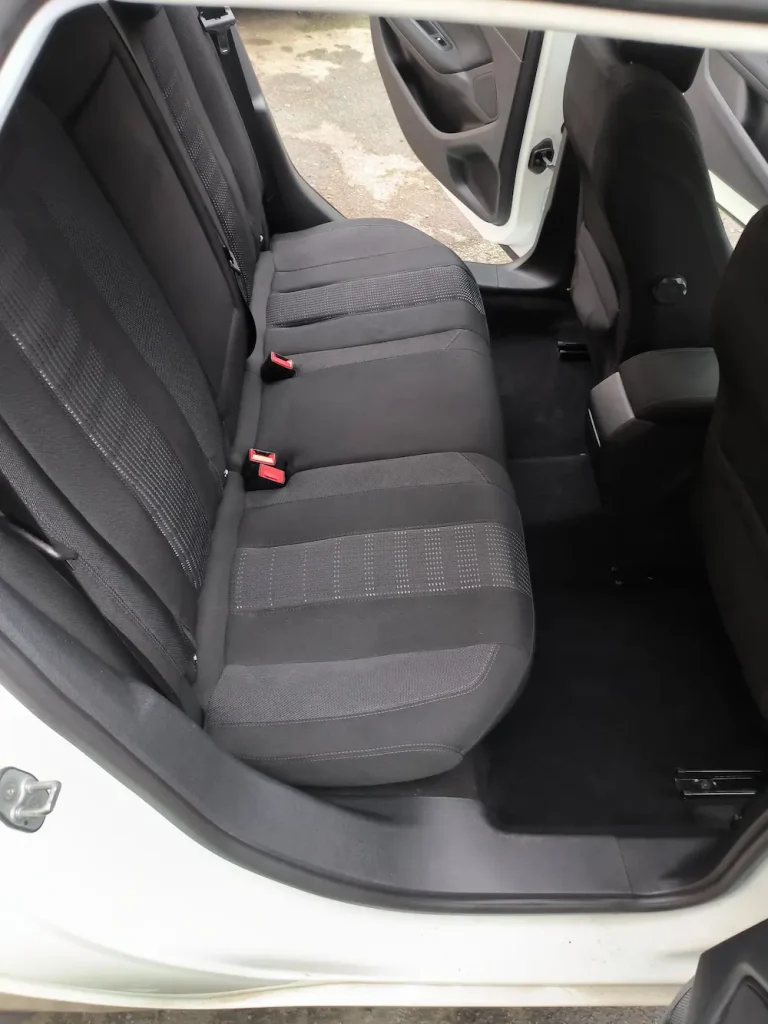 Intérieur d'une voiture avec sièges arrière en tissu.
