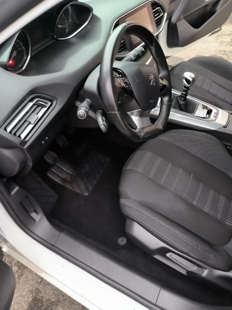 Intérieur d'une voiture avec tableau de bord et sièges.