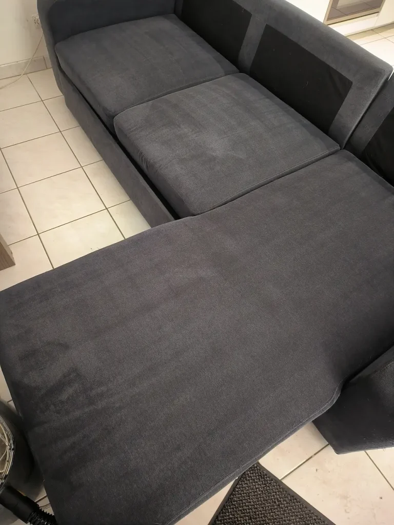 Canapé en tissu gris, moderne et confortable.