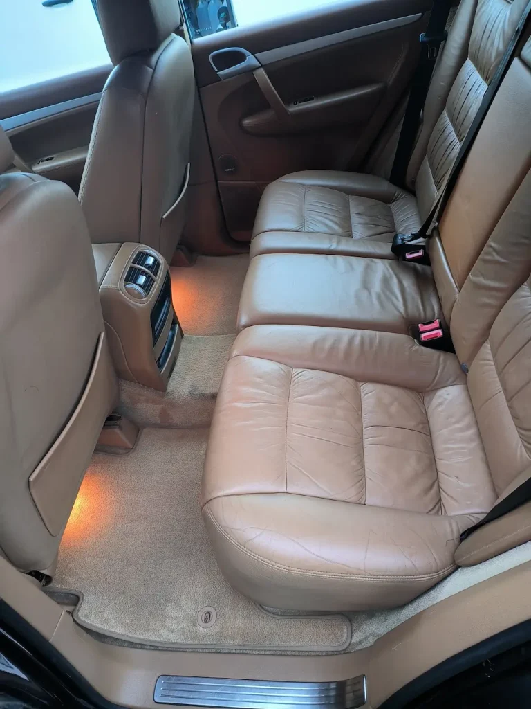 Intérieur arrière d'une voiture avec sièges en cuir.