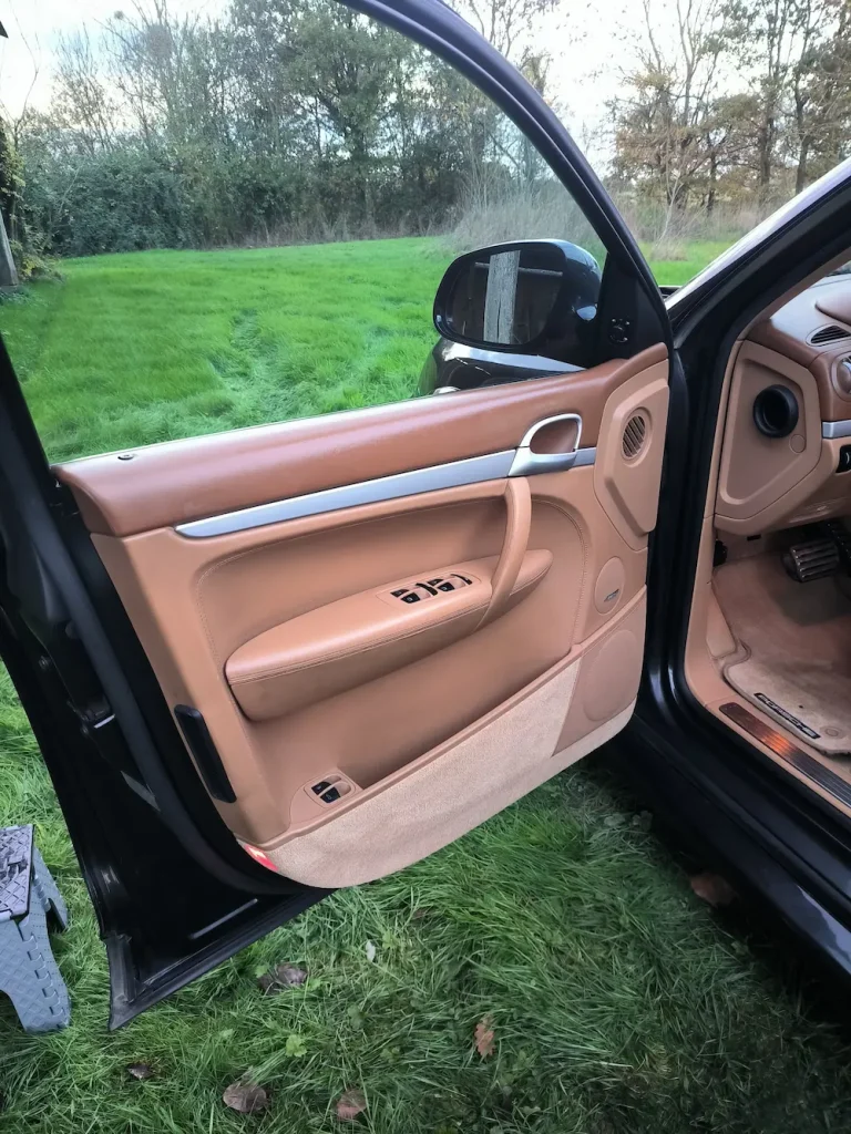 Intérieur de voiture avec portière ouverte.
