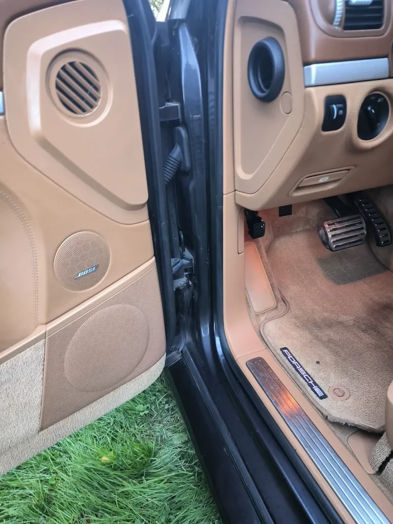Intérieur d'une voiture avec porte ouverte