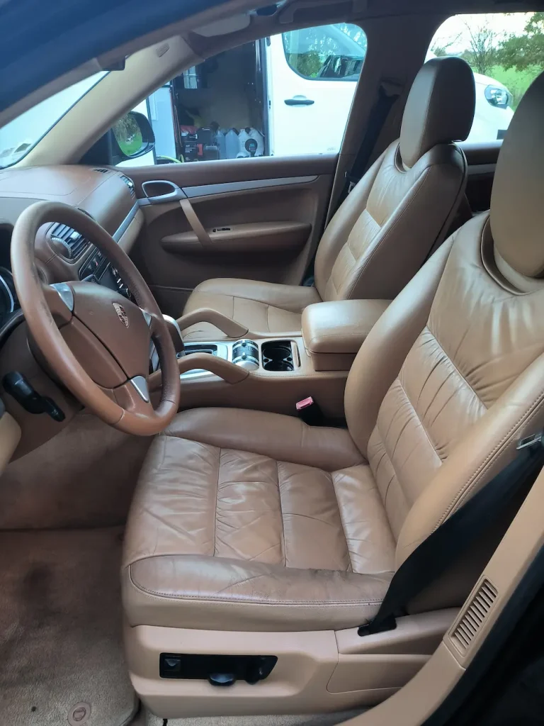 Intérieur d'une voiture avec sièges en cuir beige.
