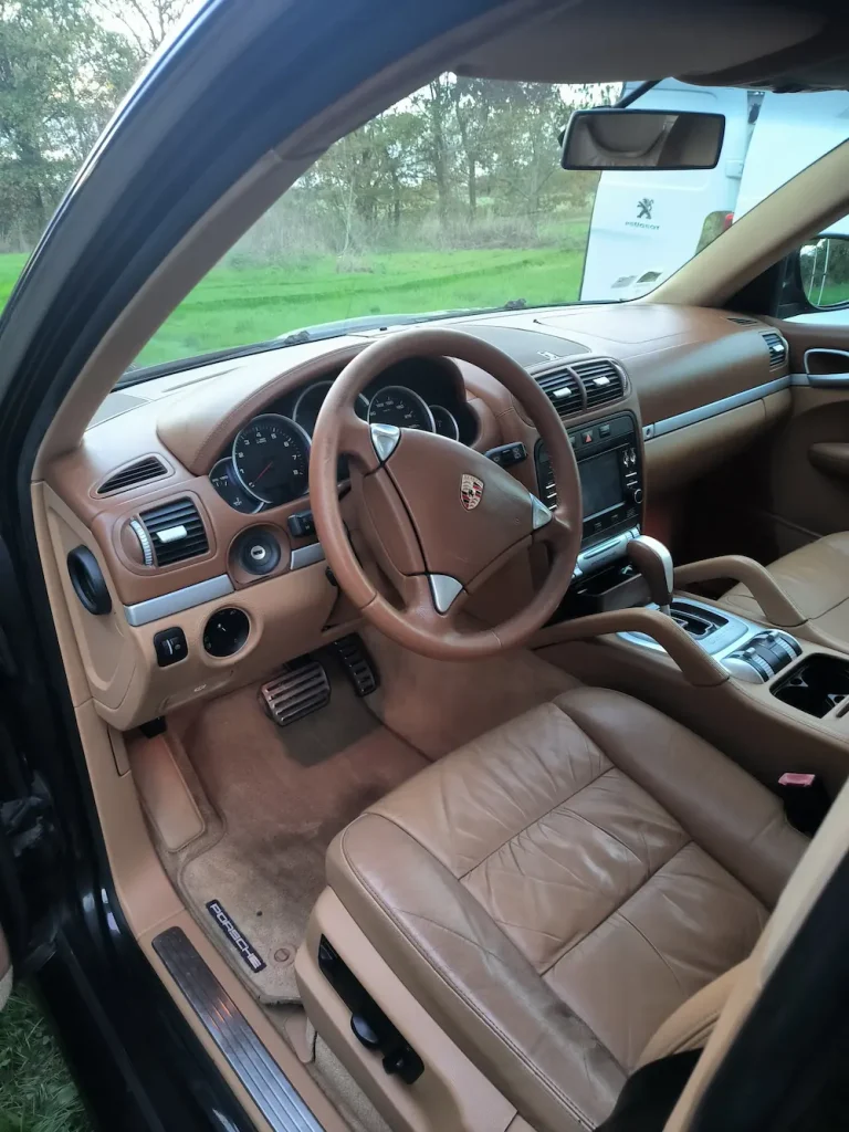 Intérieur d'une voiture Porsche avec sièges en cuir