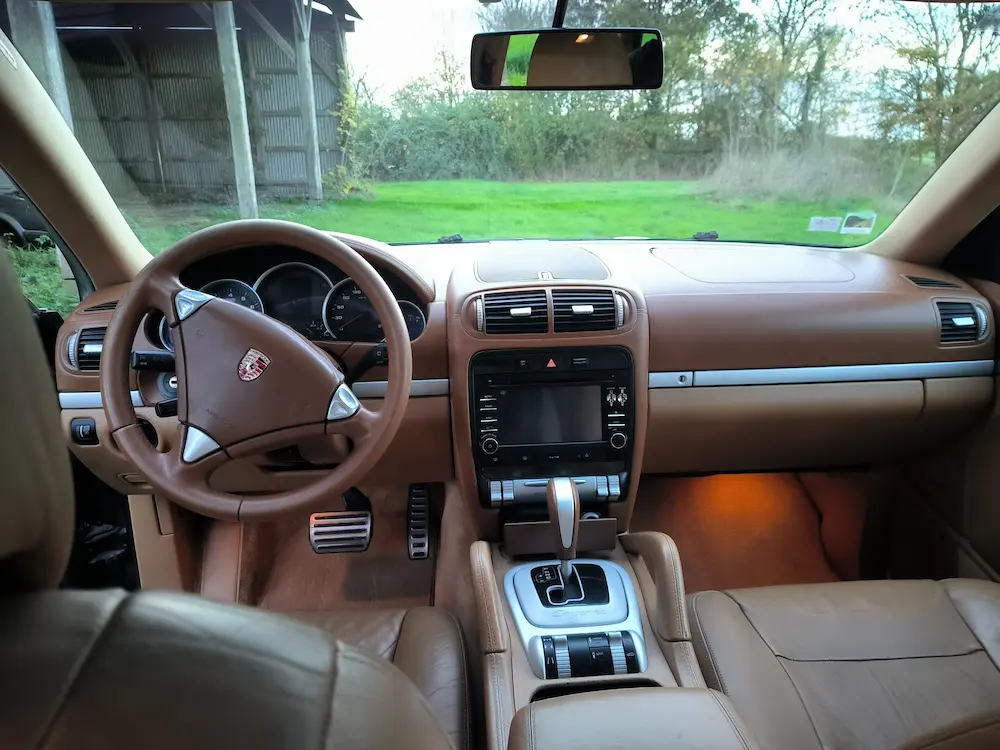 Intérieur d'une voiture avec tableau de bord moderne.